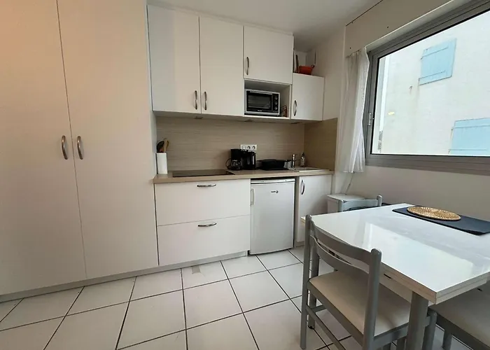 Cosy Avec Balcon Et Parking, - Fr-1-494-173 * Royan